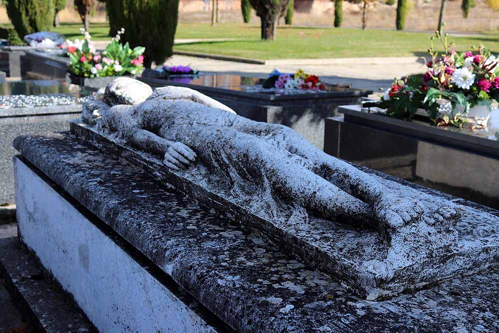 El Día de Todos los Santos, el Cementerio de San José ha estado lleno de burgaleses, que han ido a visitar a sus difuntos y a llevarles flores de recuerdo