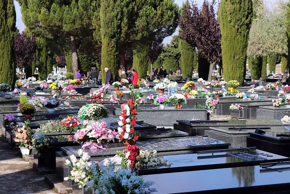 El Día de Todos los Santos, el Cementerio de San José ha estado lleno de burgaleses, que han ido a visitar a sus difuntos y a llevarles flores de recuerdo