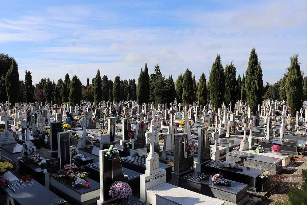 El Día de Todos los Santos, el Cementerio de San José ha estado lleno de burgaleses, que han ido a visitar a sus difuntos y a llevarles flores de recuerdo