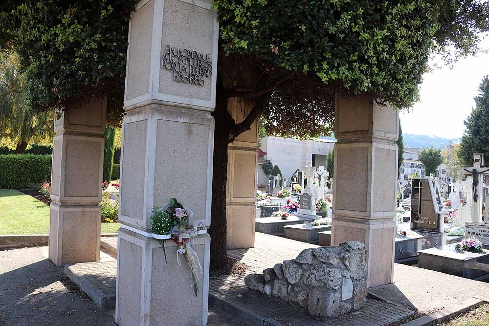 El Día de Todos los Santos, el Cementerio de San José ha estado lleno de burgaleses, que han ido a visitar a sus difuntos y a llevarles flores de recuerdo