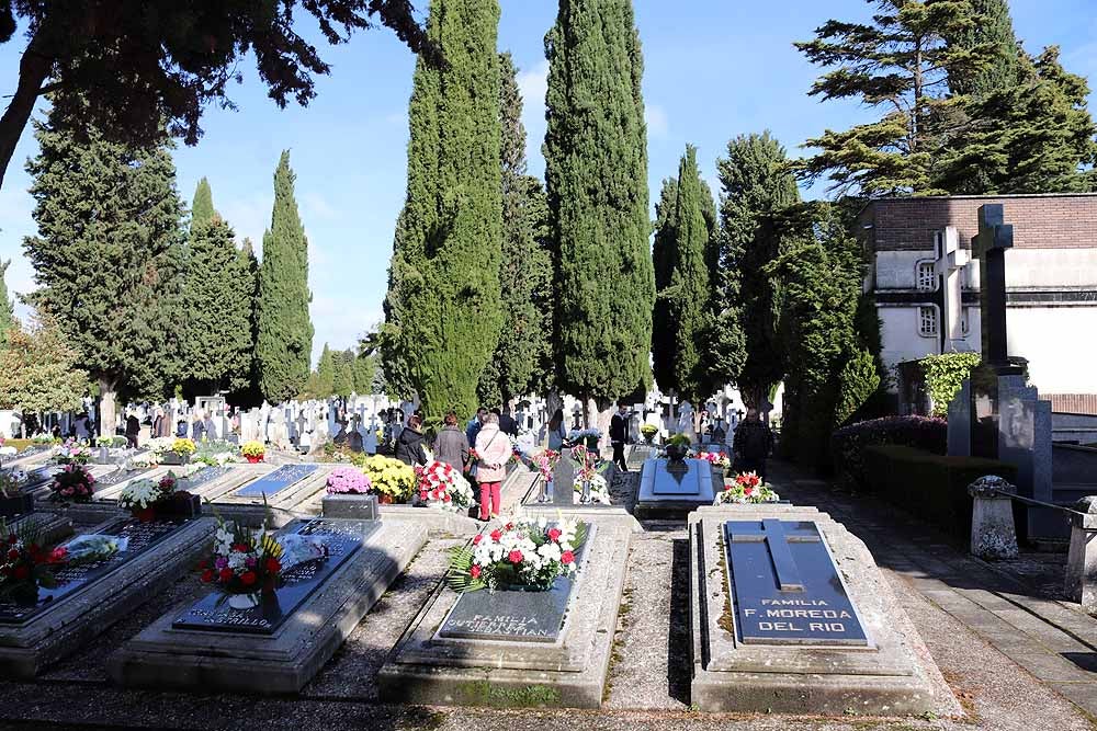 El Día de Todos los Santos, el Cementerio de San José ha estado lleno de burgaleses, que han ido a visitar a sus difuntos y a llevarles flores de recuerdo