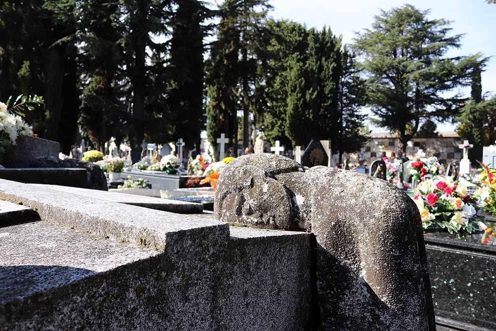 El Día de Todos los Santos, el Cementerio de San José ha estado lleno de burgaleses, que han ido a visitar a sus difuntos y a llevarles flores de recuerdo