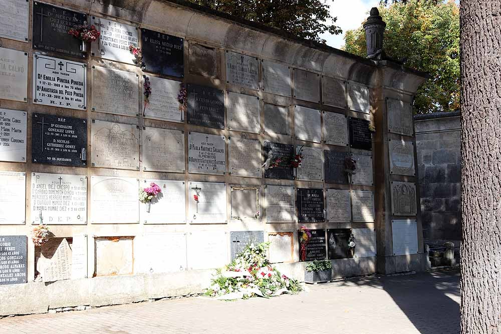 El Día de Todos los Santos, el Cementerio de San José ha estado lleno de burgaleses, que han ido a visitar a sus difuntos y a llevarles flores de recuerdo