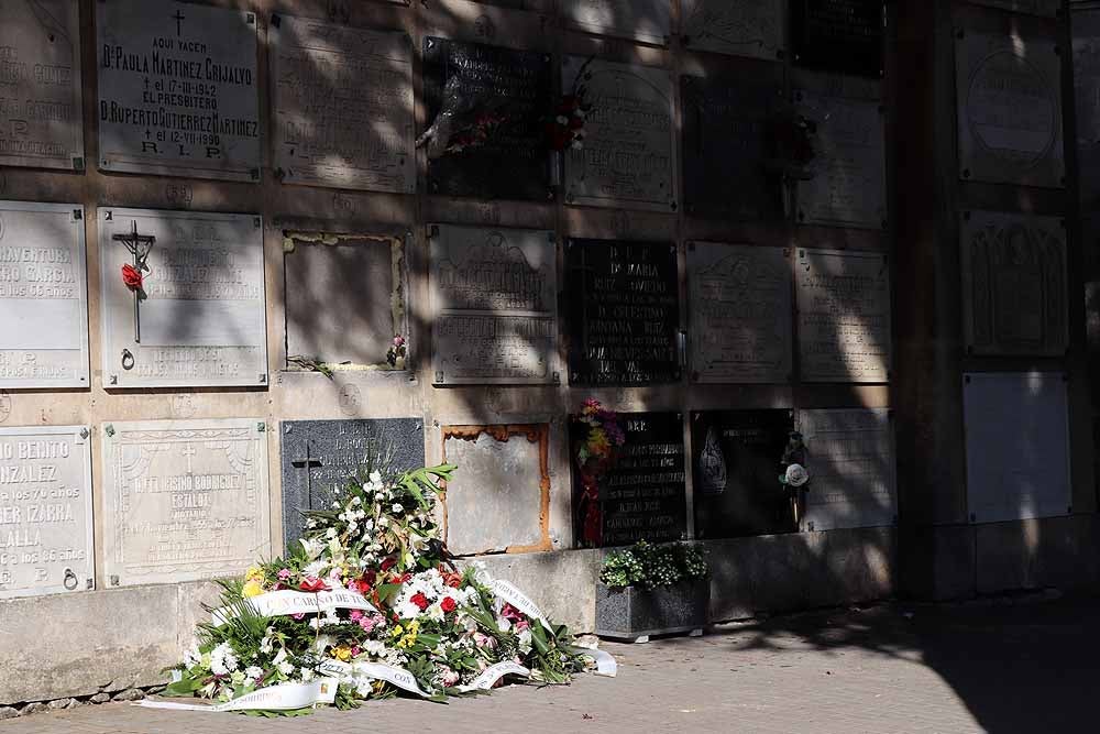 El Día de Todos los Santos, el Cementerio de San José ha estado lleno de burgaleses, que han ido a visitar a sus difuntos y a llevarles flores de recuerdo