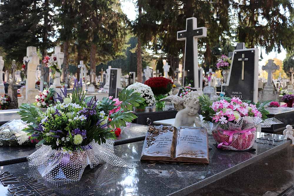 El Día de Todos los Santos, el Cementerio de San José ha estado lleno de burgaleses, que han ido a visitar a sus difuntos y a llevarles flores de recuerdo