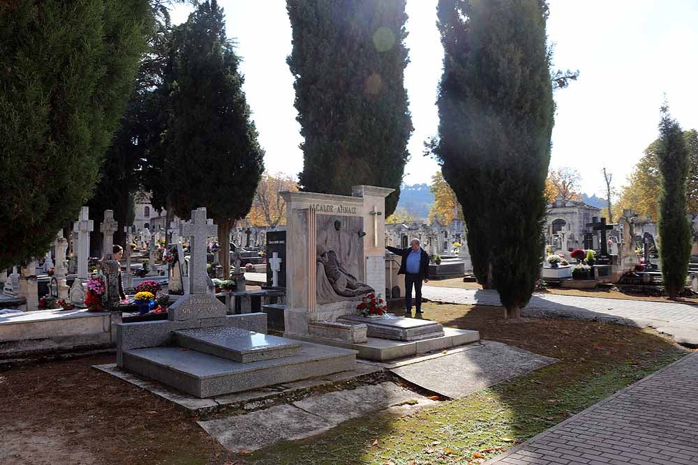 El Día de Todos los Santos, el Cementerio de San José ha estado lleno de burgaleses, que han ido a visitar a sus difuntos y a llevarles flores de recuerdo