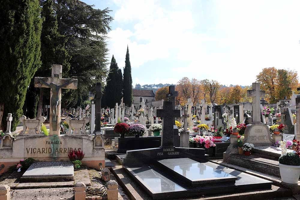 El Día de Todos los Santos, el Cementerio de San José ha estado lleno de burgaleses, que han ido a visitar a sus difuntos y a llevarles flores de recuerdo