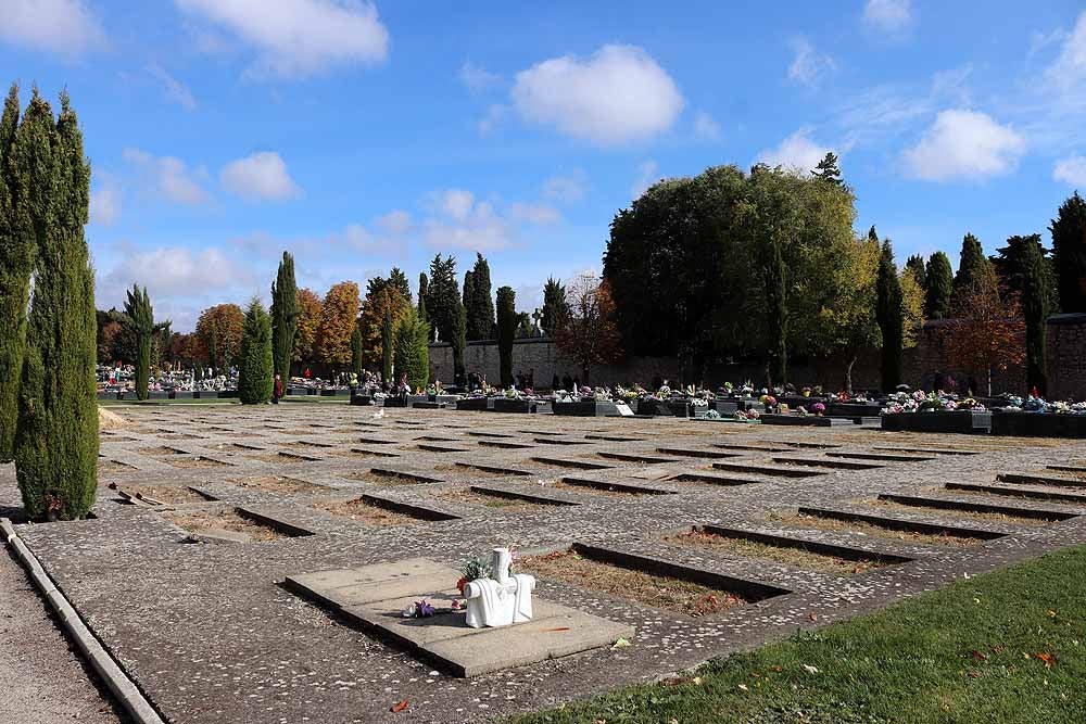 El Día de Todos los Santos, el Cementerio de San José ha estado lleno de burgaleses, que han ido a visitar a sus difuntos y a llevarles flores de recuerdo