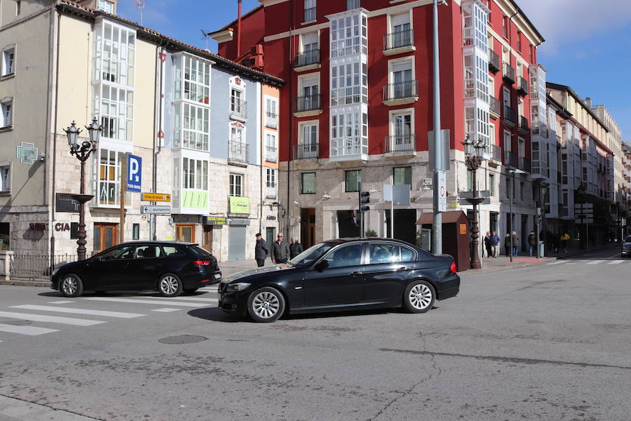 Fotos: Los coche vuelven a la calle Santander en domingos y festivos