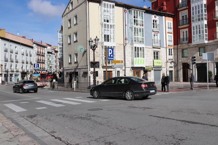 Fotos: Los coche vuelven a la calle Santander en domingos y festivos