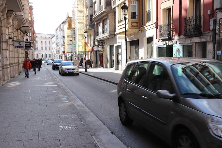 Fotos: Los coche vuelven a la calle Santander en domingos y festivos