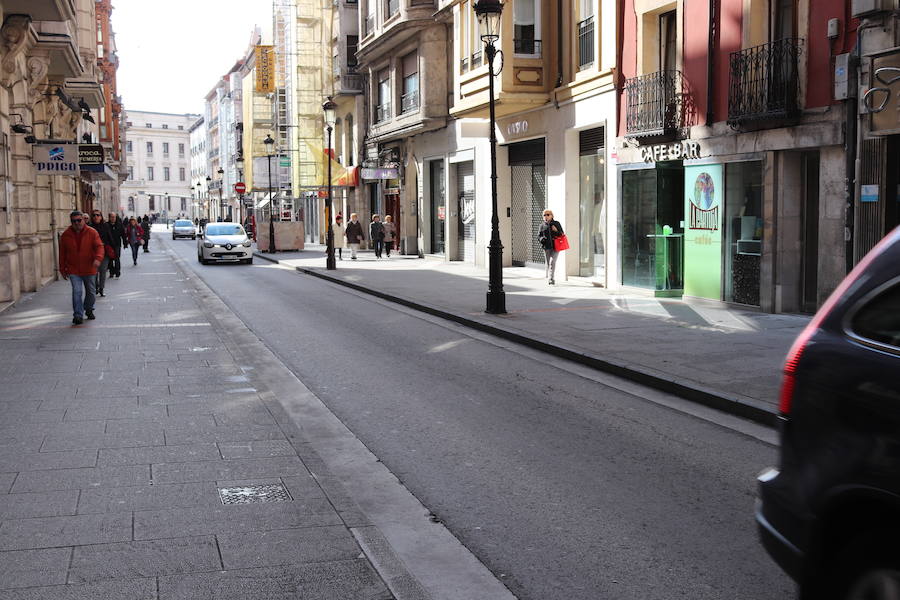 Fotos: Los coche vuelven a la calle Santander en domingos y festivos