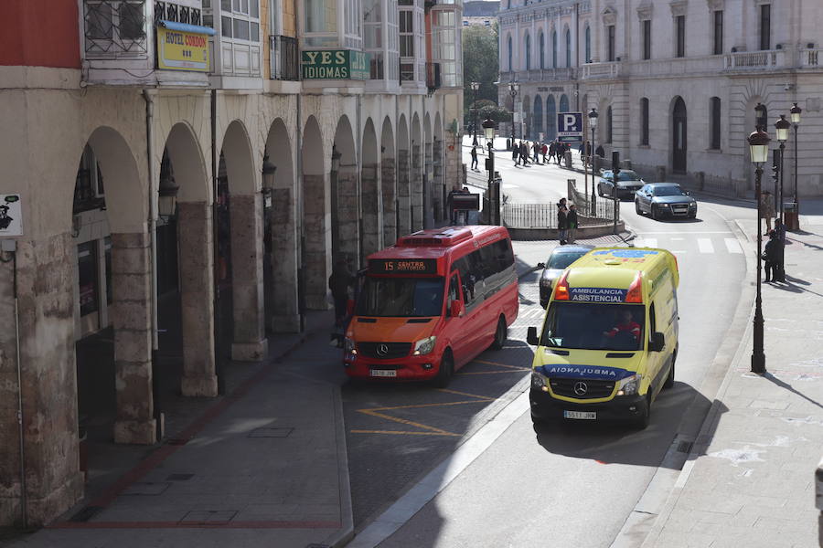 Fotos: Los coche vuelven a la calle Santander en domingos y festivos