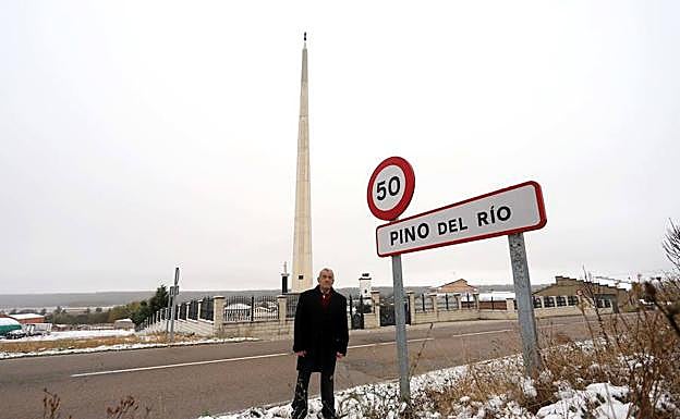 Eutimo Montero, delante del obelisco que ordenó construir en memoria de su mujer en Pino del Río.