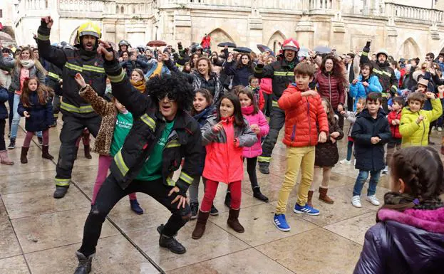 El 'flashmob' ha terminado con decenas de personas bailando junto a los bomberos