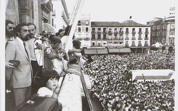 Imagen principal - Arriba, en el balcón del Ayuntamiento durante las primeras fiestas que pasó como alcalde. Abajo a la derecha pronunciado el pregón de fiestas en 2001 y a la derecha en el sillón del pleno del Ayuntamiento.