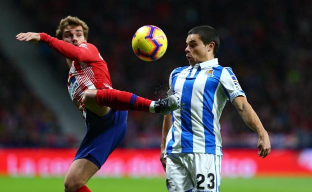 Luca Sangalli (d), en una acción con Antoine Griezmann. 