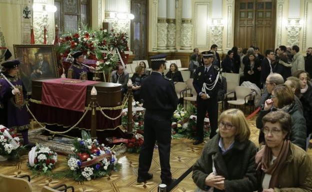 Cientos de vallisoletanos ante el féretro de Rodríguez Bolaños en el Ayuntamiento de Valladolid.