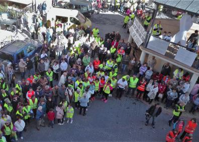 Imagen secundaria 1 - Cientos de vecinos marchan de Fresneda a Pradoluengo en defensa de una sanidad rural de calidad