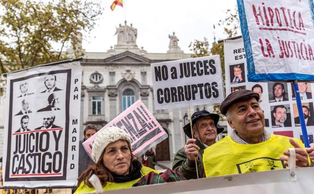 Grupos de personas se concentraron ayer ante la sede del Supremo. 