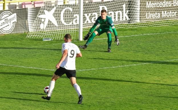 Diego Cervero controla un balón en el área rival durante un partido del Burgos en casa.