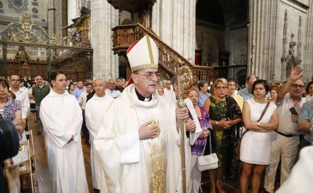 El obsipo de Salamanca, durante una clebración religiosa en la Catedral.