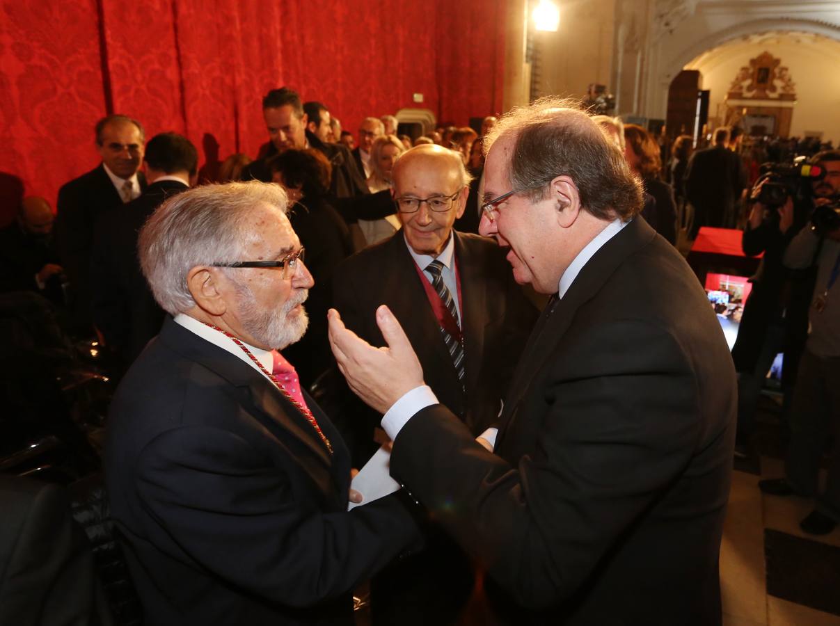 La iglesia del Monasterio de Santa Clara de Tordesillas ha sido el lugar elegido para el homenaje a los más de 470 procuradores que desde mayo de 1983 han trabajado en el hemiciclo regional