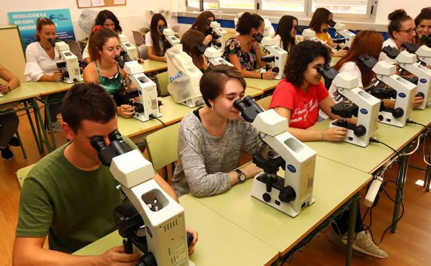 Estudiantes burgaleses de un grado superior de FP, durante una de sus clases.