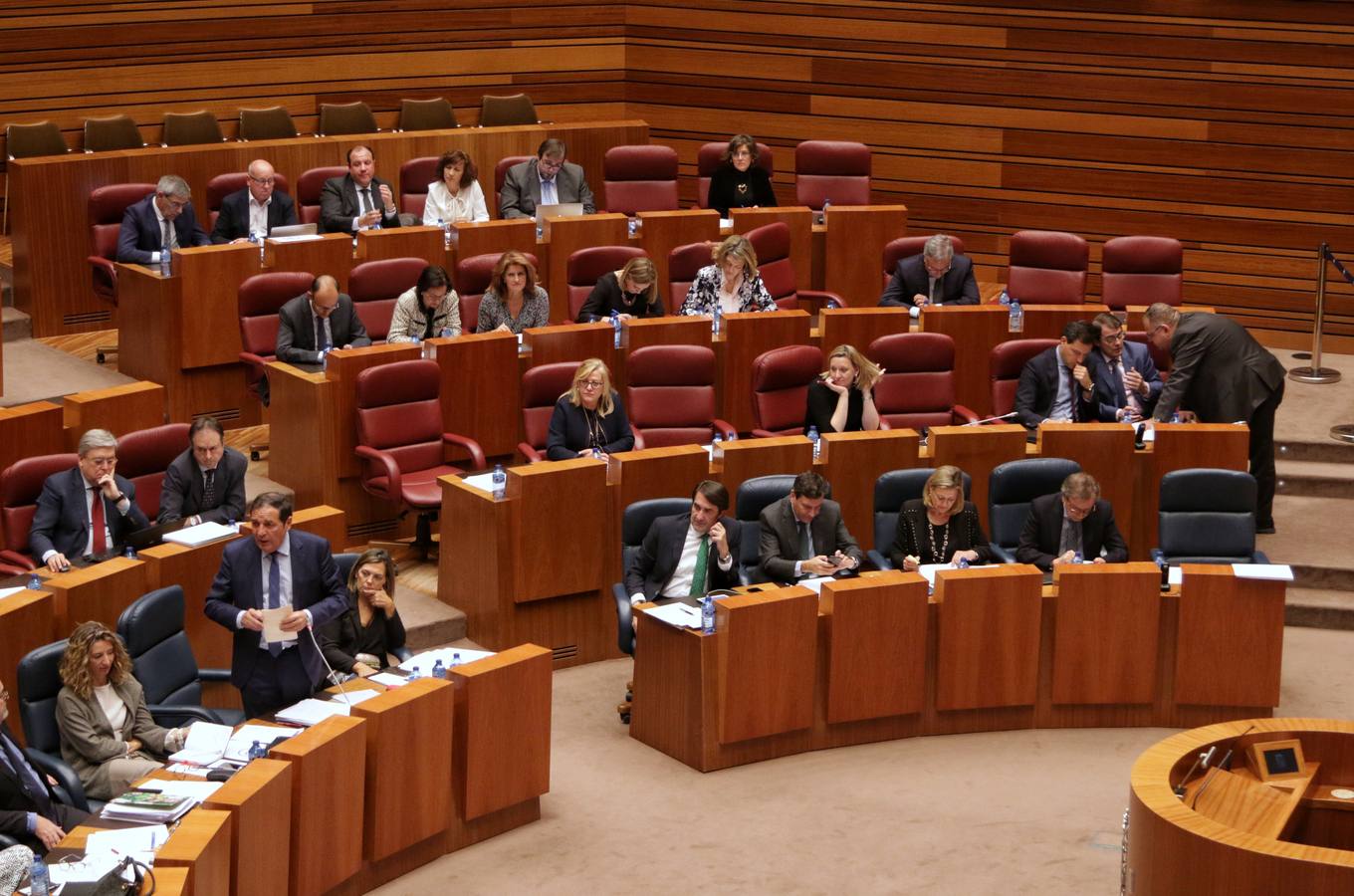 El presidente de la Junta de Castilla y León, Juan Vicente Herrera, ha avanzado este martes ante el Pleno de las Cortes que aprobará en el primer trimestre de 2019 un Decreto por el que se reduzcan las tasas universitarias para equipararlas a la media del país