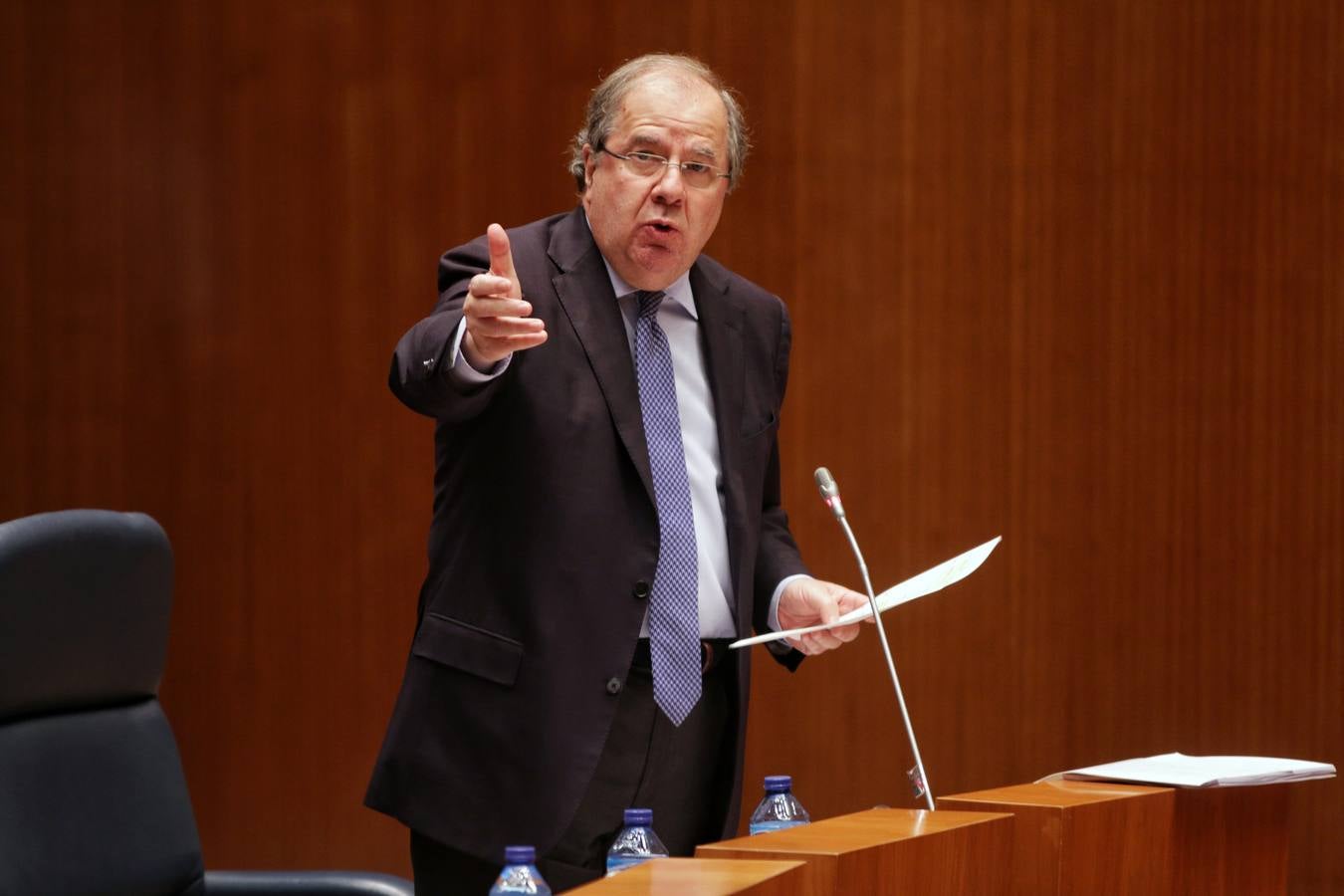 El presidente de la Junta de Castilla y León, Juan Vicente Herrera, ha avanzado este martes ante el Pleno de las Cortes que aprobará en el primer trimestre de 2019 un Decreto por el que se reduzcan las tasas universitarias para equipararlas a la media del país