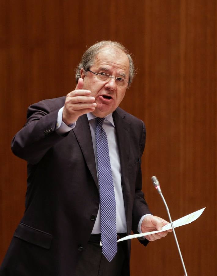 El presidente de la Junta de Castilla y León, Juan Vicente Herrera, ha avanzado este martes ante el Pleno de las Cortes que aprobará en el primer trimestre de 2019 un Decreto por el que se reduzcan las tasas universitarias para equipararlas a la media del país