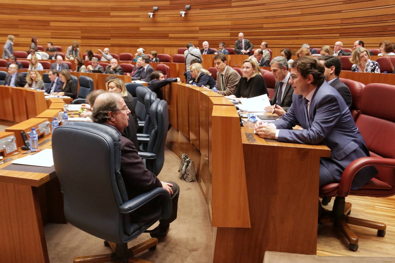 El presidente de la Junta de Castilla y León, Juan Vicente Herrera, ha avanzado este martes ante el Pleno de las Cortes que aprobará en el primer trimestre de 2019 un Decreto por el que se reduzcan las tasas universitarias para equipararlas a la media del país