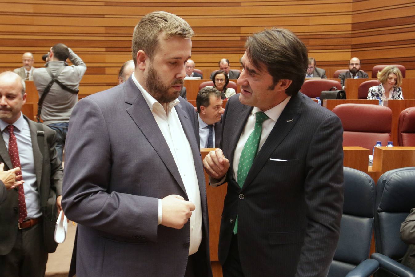 El presidente de la Junta de Castilla y León, Juan Vicente Herrera, ha avanzado este martes ante el Pleno de las Cortes que aprobará en el primer trimestre de 2019 un Decreto por el que se reduzcan las tasas universitarias para equipararlas a la media del país