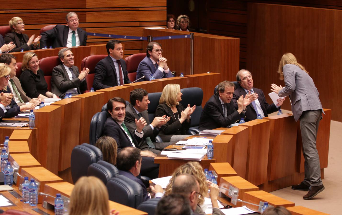 El presidente de la Junta de Castilla y León, Juan Vicente Herrera, ha avanzado este martes ante el Pleno de las Cortes que aprobará en el primer trimestre de 2019 un Decreto por el que se reduzcan las tasas universitarias para equipararlas a la media del país