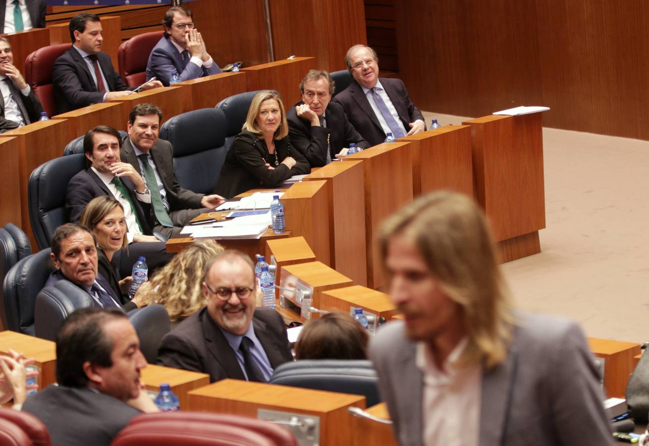 El presidente de la Junta de Castilla y León, Juan Vicente Herrera, ha avanzado este martes ante el Pleno de las Cortes que aprobará en el primer trimestre de 2019 un Decreto por el que se reduzcan las tasas universitarias para equipararlas a la media del país