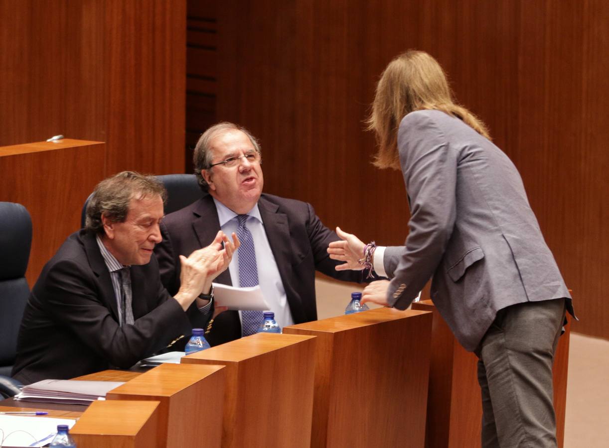 El presidente de la Junta de Castilla y León, Juan Vicente Herrera, ha avanzado este martes ante el Pleno de las Cortes que aprobará en el primer trimestre de 2019 un Decreto por el que se reduzcan las tasas universitarias para equipararlas a la media del país