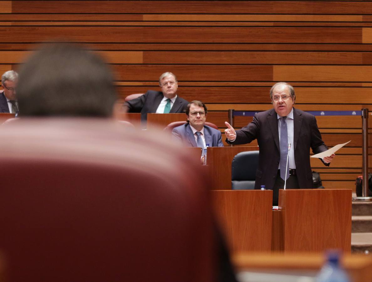 El presidente de la Junta de Castilla y León, Juan Vicente Herrera, ha avanzado este martes ante el Pleno de las Cortes que aprobará en el primer trimestre de 2019 un Decreto por el que se reduzcan las tasas universitarias para equipararlas a la media del país