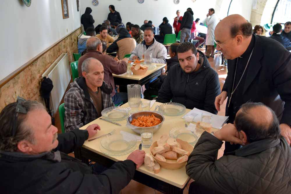 Fotos: El arzobispo visita a los más desfavorecidos