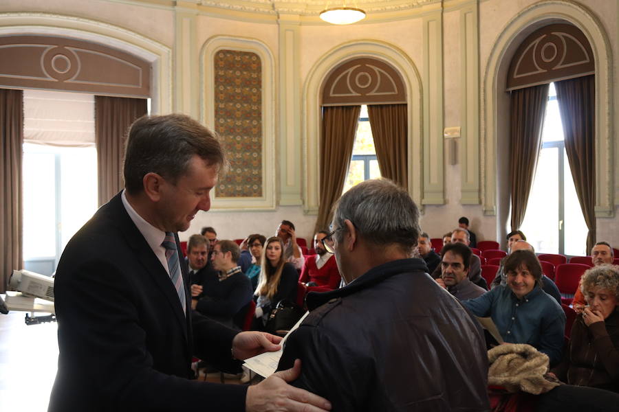 Los alumnos del segundo turno de la acción de empleo y formación reciben el diploma acreditativo en la Sala Polisón.