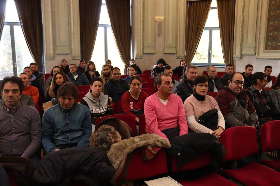 Los alumnos del segundo turno de la acción de empleo y formación reciben el diploma acreditativo en la Sala Polisón.