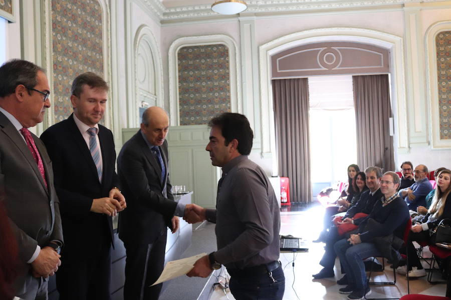 Los alumnos del segundo turno de la acción de empleo y formación reciben el diploma acreditativo en la Sala Polisón.