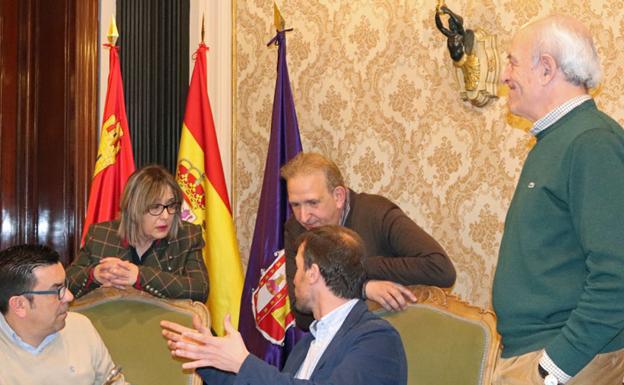 Miembros del equipo de Gobierno de la Diputación en el Salón de Pleno. 