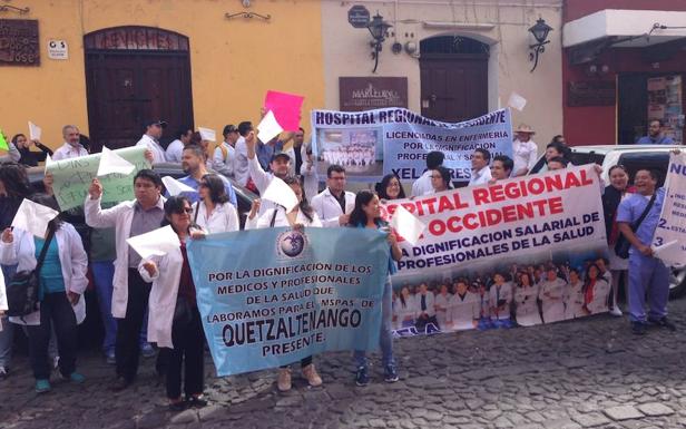 Manifestación de médicos que piden una mejora salarial frente al Centro de Formación de la Cooperación Española de Antigua