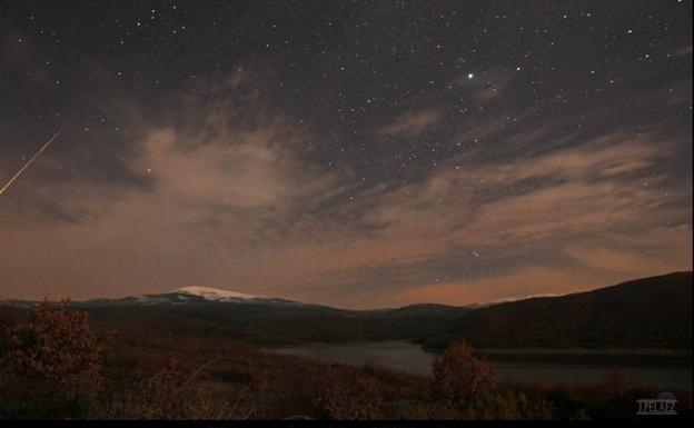 Lluvia de Leónidas con el Pico San Millán al fondoo