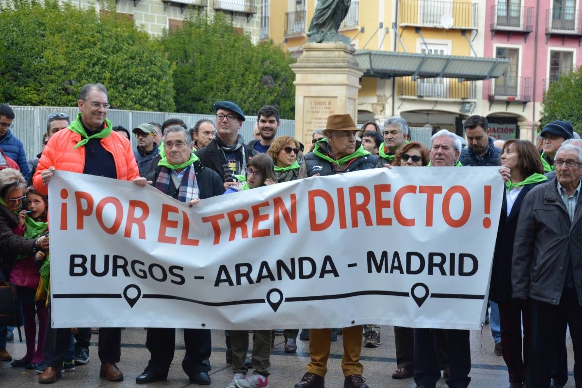 Alrededor de 150 personas se han vuelto a concentrar hoy en la Plaza Mayor de Burgos para exigir al Ministerio de Fomento la reapertura de la línea