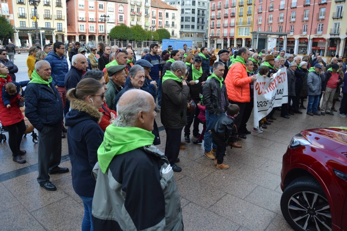 Alrededor de 150 personas se han vuelto a concentrar hoy en la Plaza Mayor de Burgos para exigir al Ministerio de Fomento la reapertura de la línea