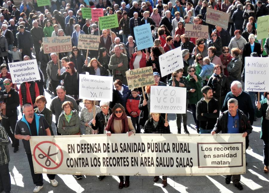 Cerca de un millar de personas han gritado en Salas de los Infantes contra la supresión de una plaza de médico en el centro de salud de este municipio, algo que afecta a los 55 pueblos de esta Zona Básica de Salud.