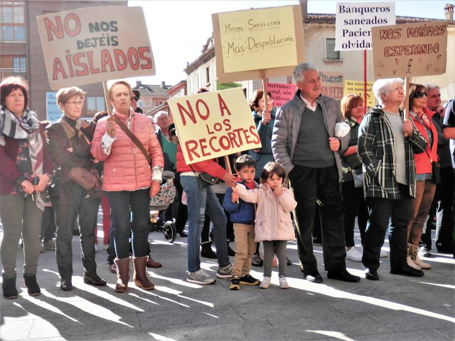 Cerca de un millar de personas han gritado en Salas de los Infantes contra la supresión de una plaza de médico en el centro de salud de este municipio, algo que afecta a los 55 pueblos de esta Zona Básica de Salud.