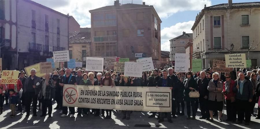 Cerca de un millar de personas han gritado en Salas de los Infantes contra la supresión de una plaza de médico en el centro de salud de este municipio, algo que afecta a los 55 pueblos de esta Zona Básica de Salud.