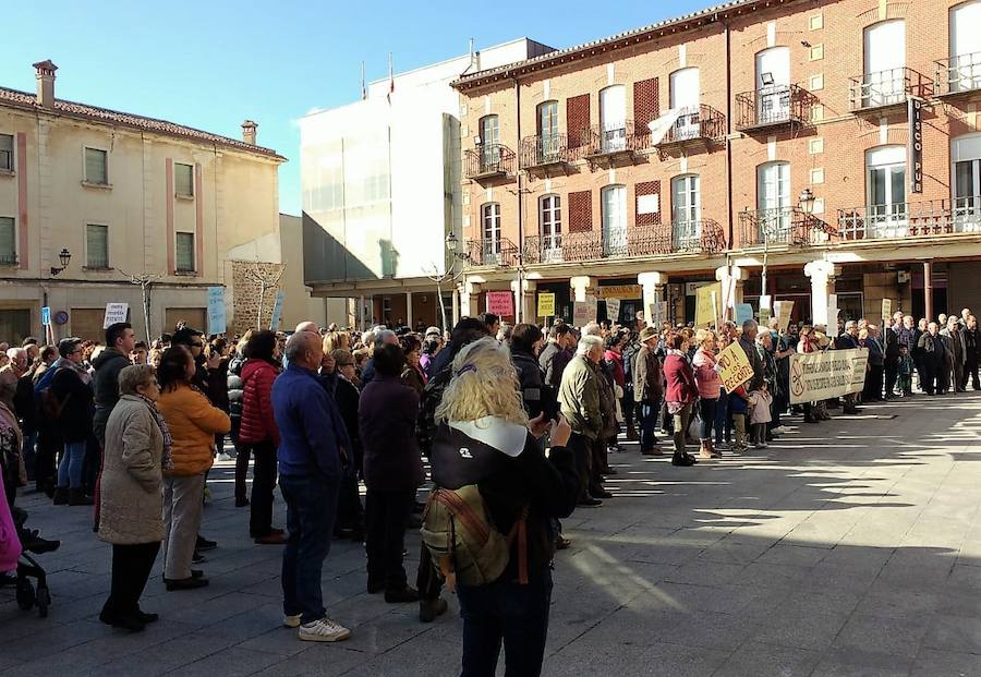 Cerca de un millar de personas han gritado en Salas de los Infantes contra la supresión de una plaza de médico en el centro de salud de este municipio, algo que afecta a los 55 pueblos de esta Zona Básica de Salud.